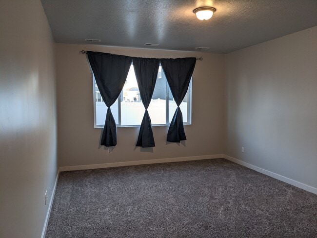 Building Photo - 3293 S Lincoln Ln