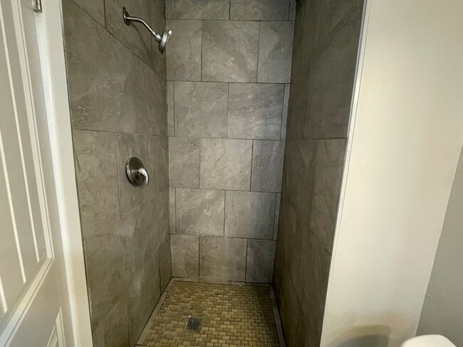 Building Photo - Pre-Leasing 4 bed 2 bath