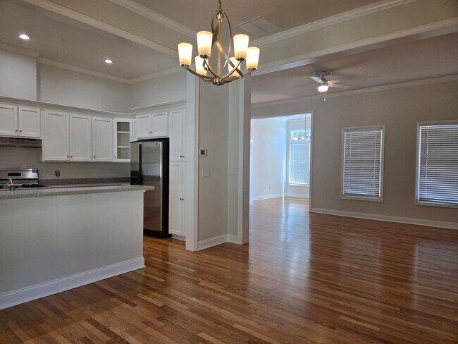 Building Photo - 3-bedroom, 2-bathroom cottage-style villa in Savanna Pointe