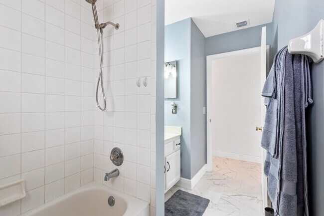 Building Photo - 812 NW 6th Ave