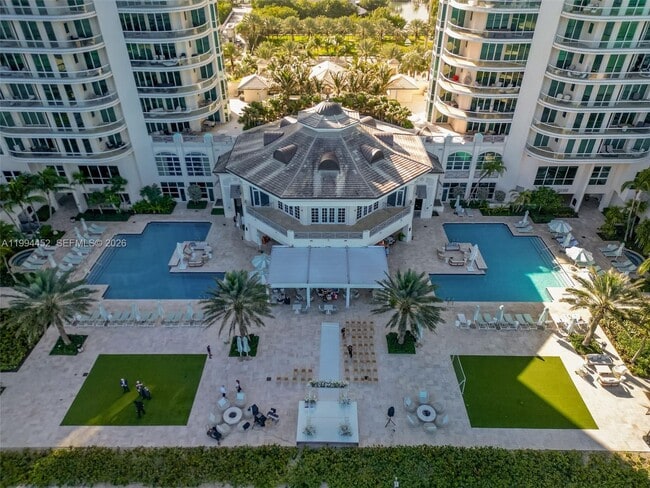 Building Photo - 16047 Collins Ave