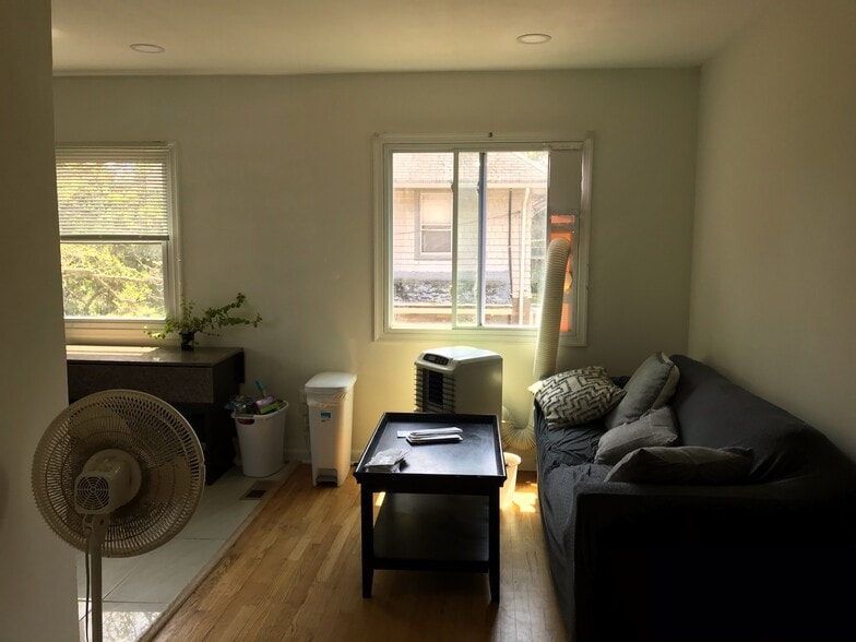 Building Photo - 600 N Vermont St