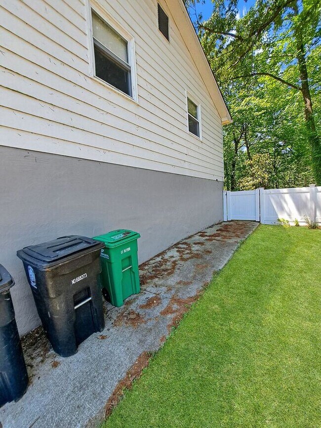 Building Photo - Coming Soon! Attractive Mid Century Modern...