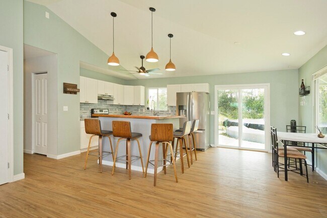 Bar Stool/Island - 15-2031 32nd Ave