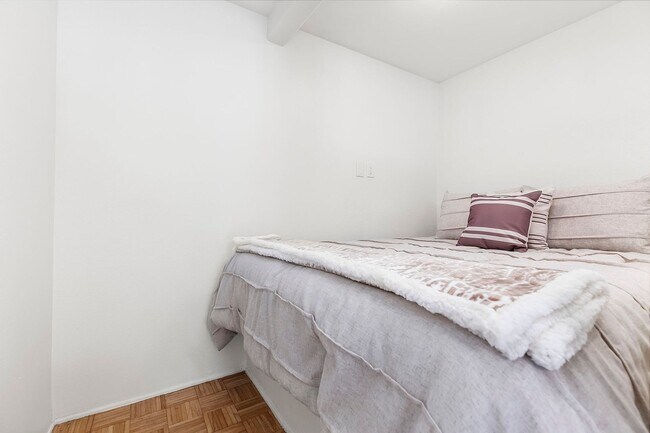 Building Photo - Charming comfy Studio in La Jolla Village!