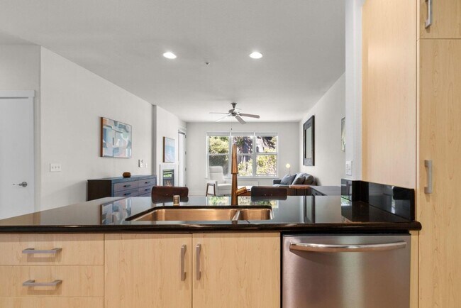 Building Photo - Luxury condo in the heart of downtown Santa Cruz!