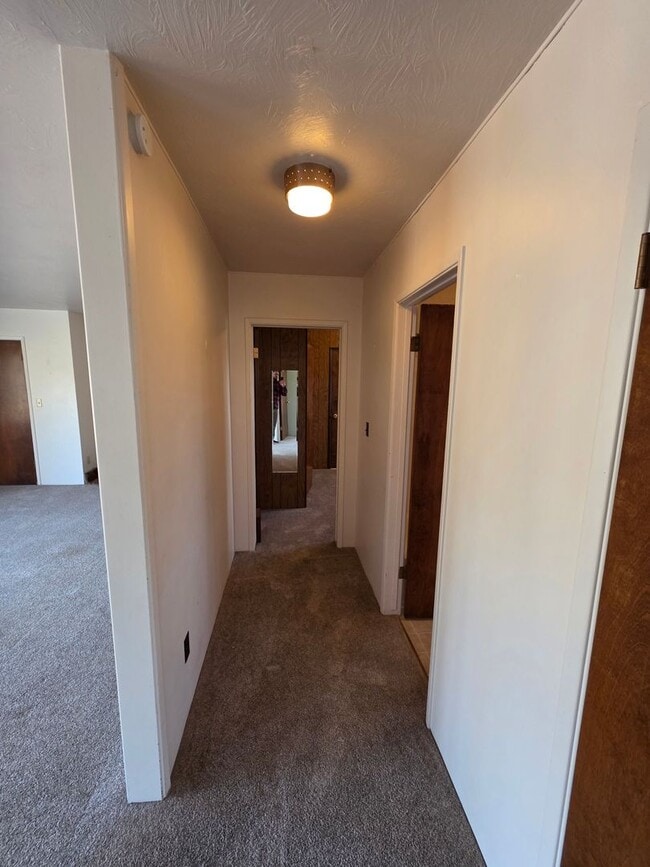 Building Photo - Single level duplex with attached single-c...