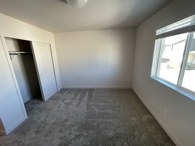 Building Photo - HUGE Townhome For Rent in Saratoga Springs!!