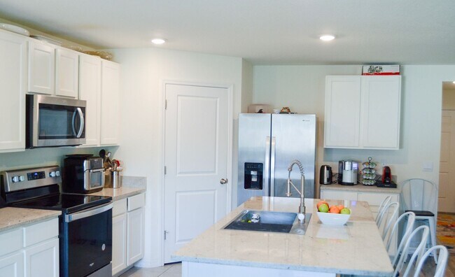 Building Photo - 5 Bedroom 3 Bath in Avalon Woods in Newberry