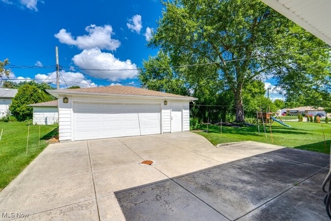 Building Photo - 24665 Robinia Dr