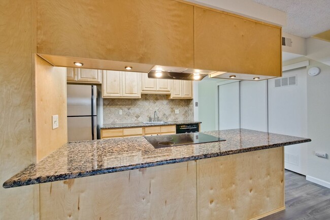 Building Photo - Lovely and Spacious 2BR 2.5BA Condo in Gre...