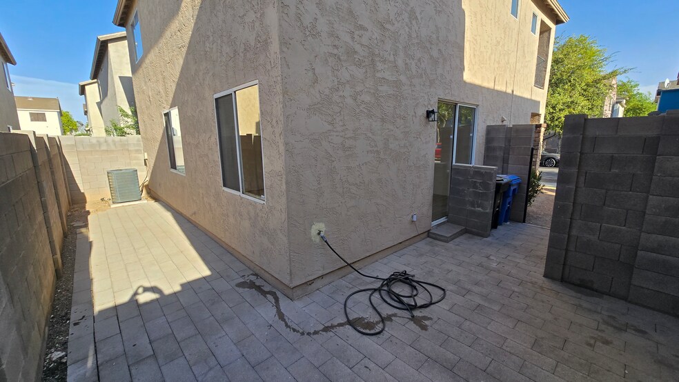 Building Photo - 6622 W Polk St