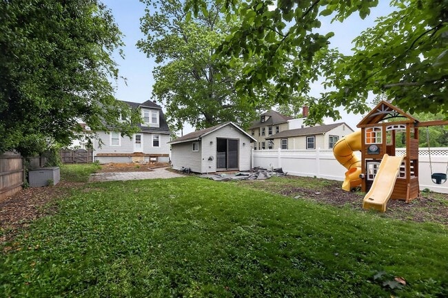Building Photo - 12 E Albertson Ave