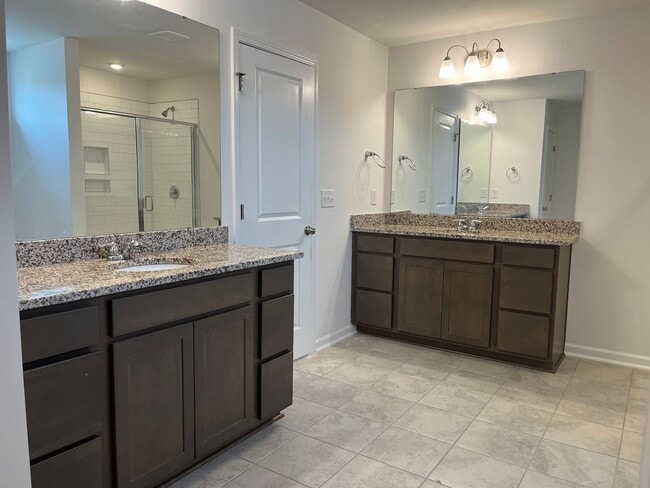Building Photo - Stunning, Elegant Residence in Fuquay-Vari...