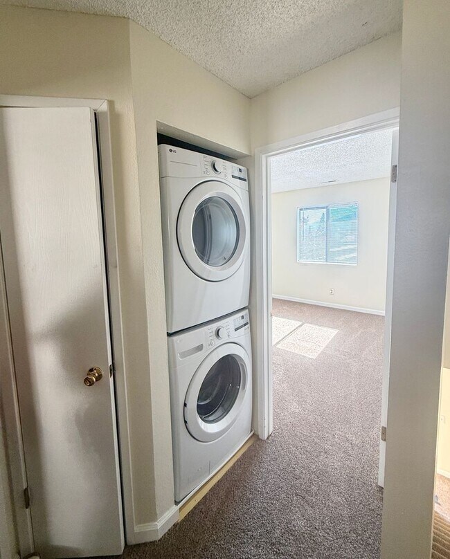 Building Photo - 2 Bedrooms 1.5 Bathrooms in Northwest Reno