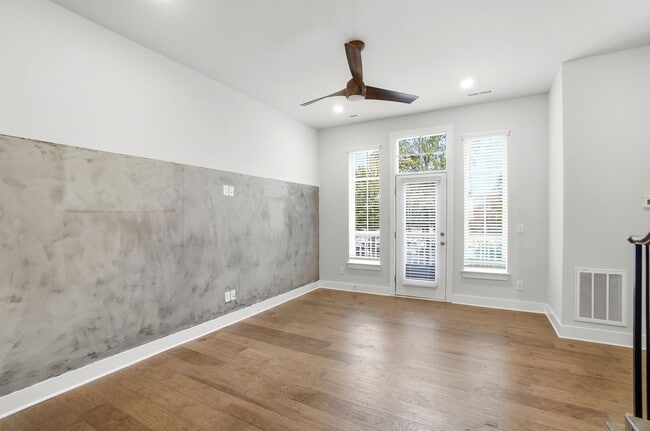 Building Photo - Modern Townhome in the Heart of Plaza Midw...