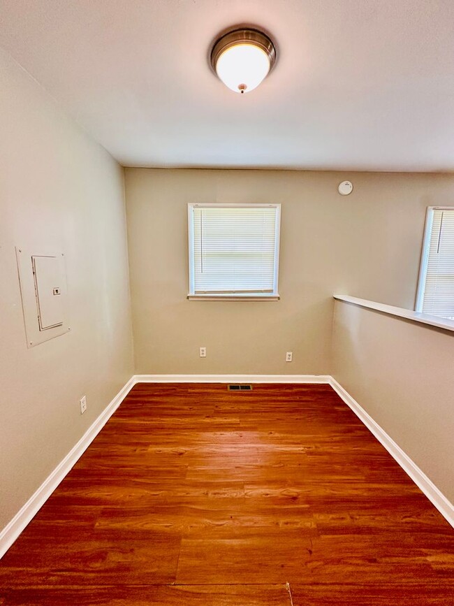 Building Photo - 3 bedroom home near Cane Run Rd now availa...