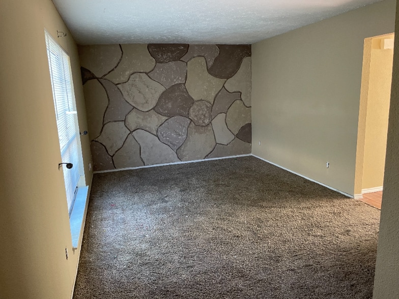 Building Photo - 28 W Creek Ln