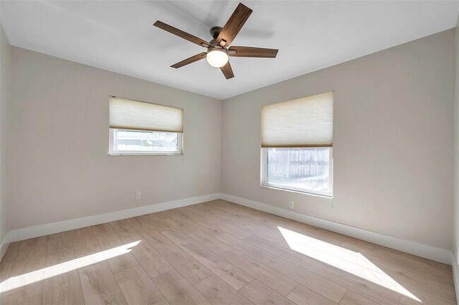 Building Photo - 8789 Maplewood Rd