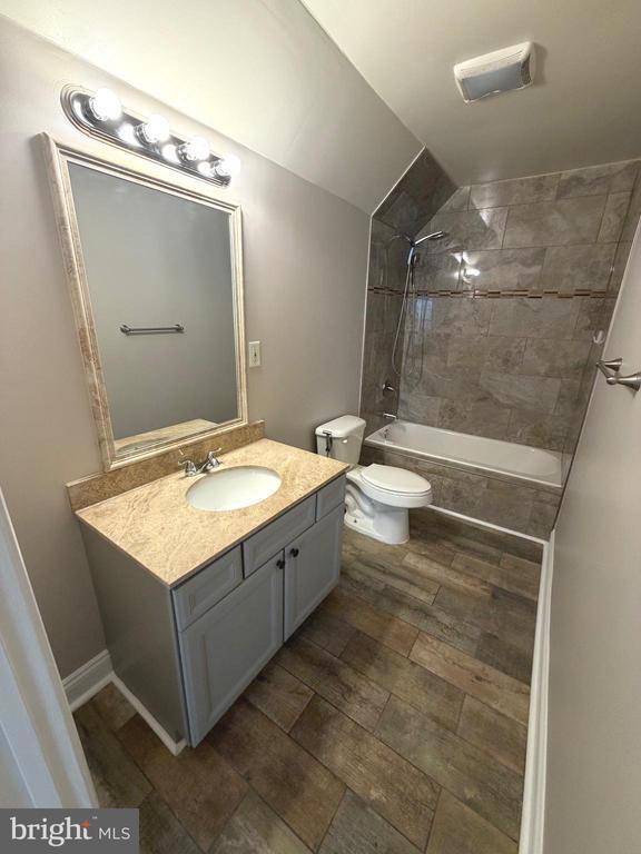 Building Photo - 728 18th St S