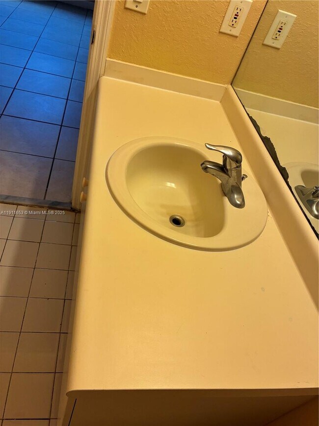 Building Photo - 1536 SE 25th St