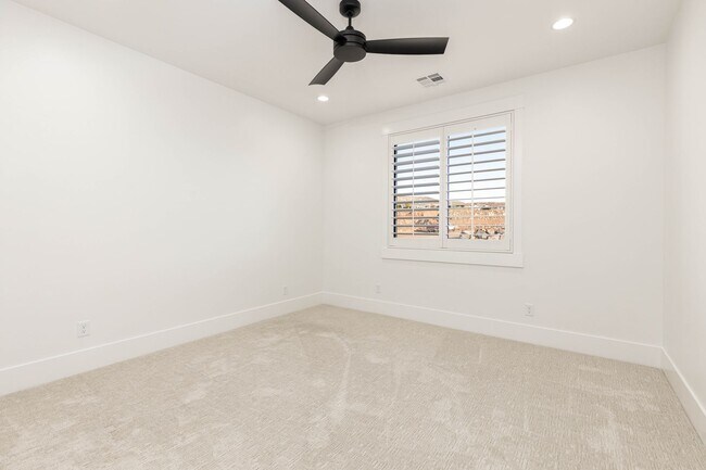 Building Photo - 6 bedroom with RV Garage and Hot Tub