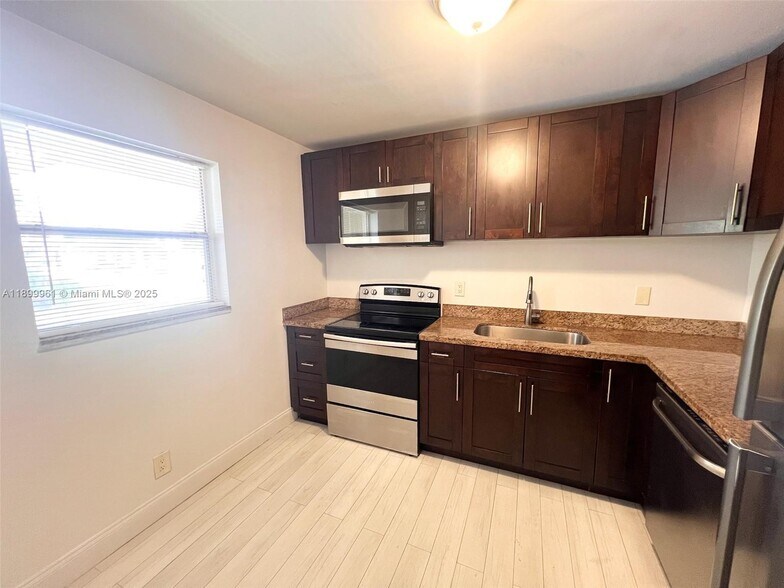 Building Photo - 5510 Lakewood Cir N