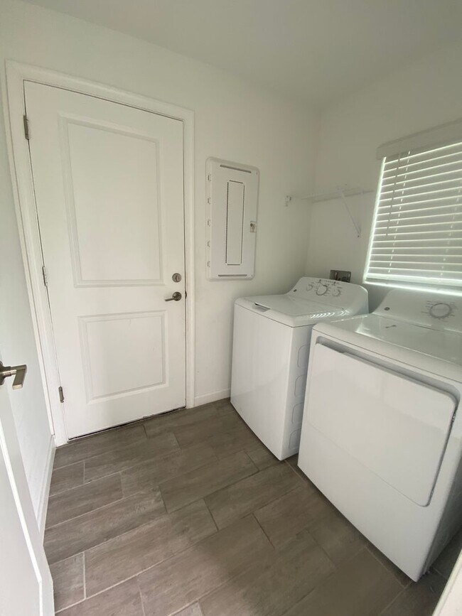 Building Photo - 3 BED 2 BATH SINGLE STORY 3/2 HOME.
