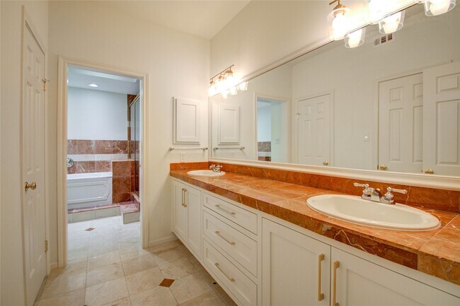 Building Photo - 6 Town Oaks Pl