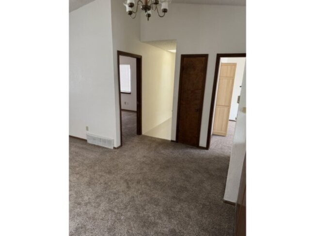 Building Photo - Townhome in the Ridges!  NEW CARPET3590