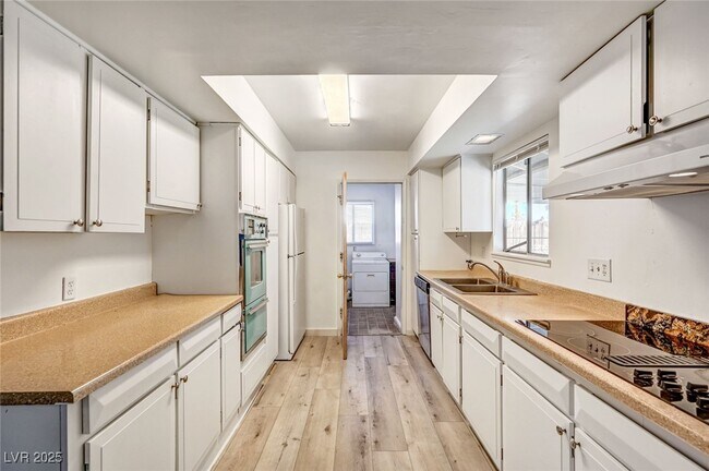 Building Photo - 1516 Inverness Ave