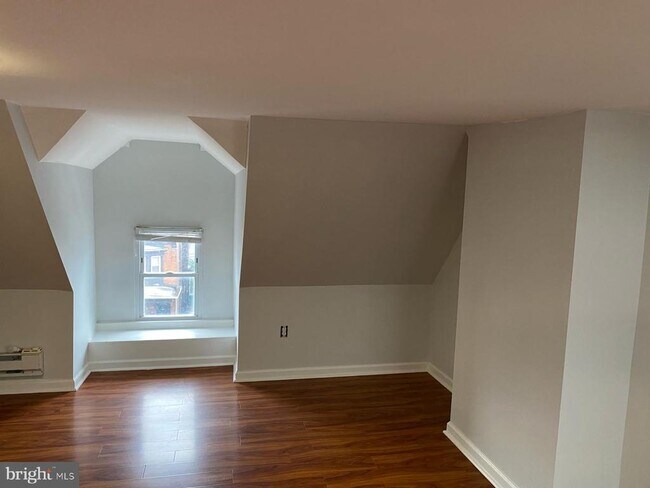 Building Photo - 1221 S 52nd St
