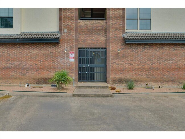 Building Photo - 3001 Cedar St