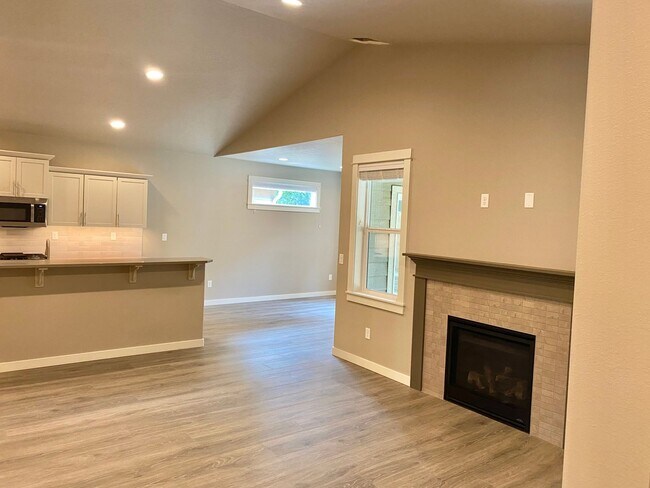 Building Photo - 61357 SE Matthew St