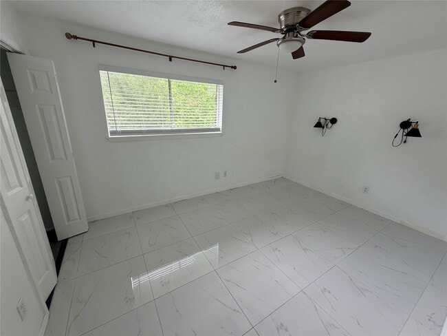Building Photo - 15865 Ridgeroe Ln
