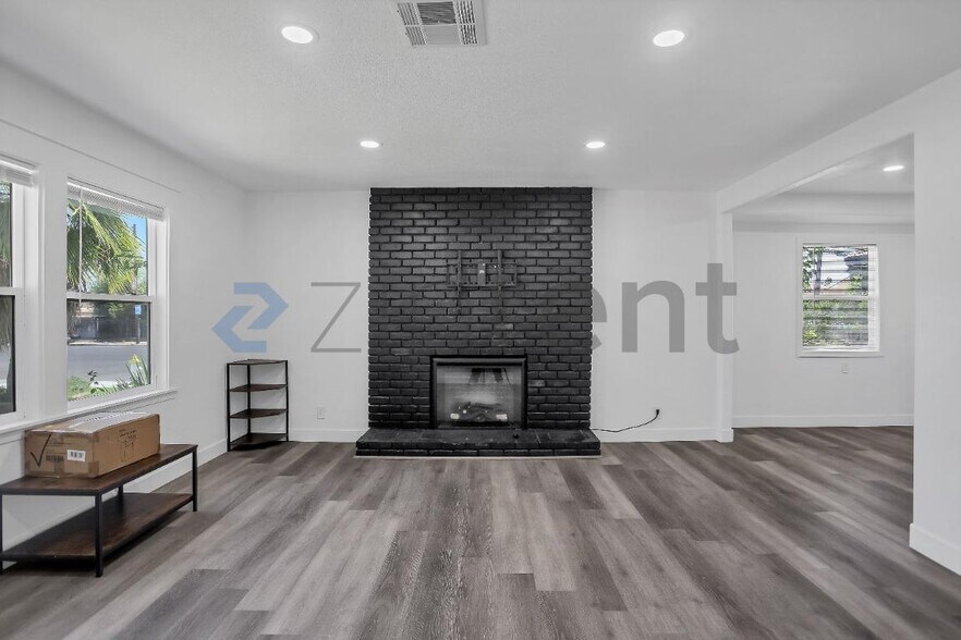 Building Photo - Unit
