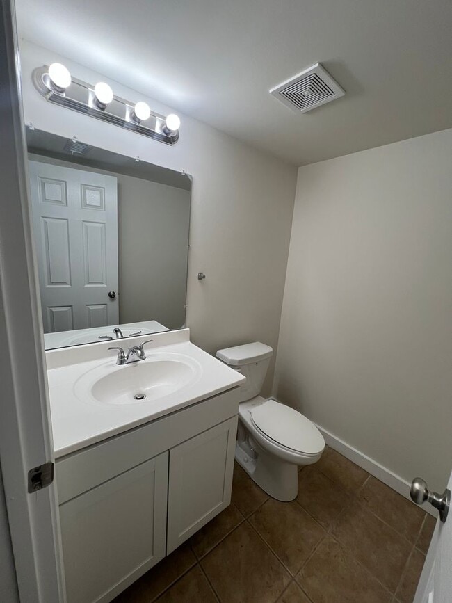 Building Photo - Spacious 4 bedroom Home conveniently locat...