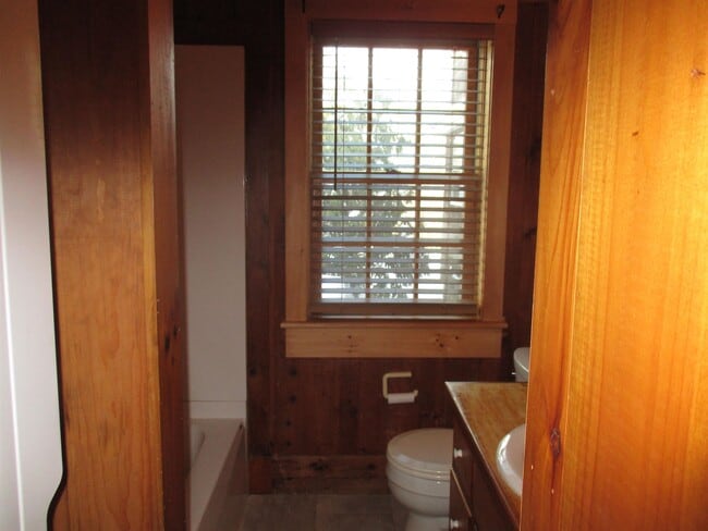 Building Photo - 48 Perkins Ln