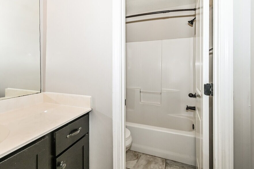 Building Photo - 2867 S Cherry Dr