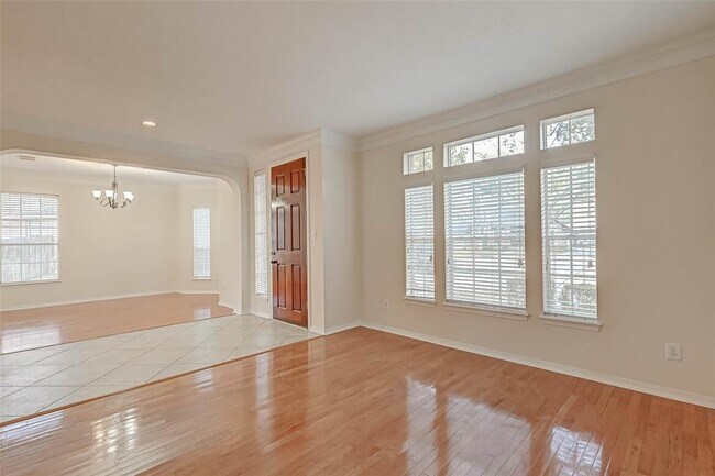 Building Photo - 910 Chinni Ct