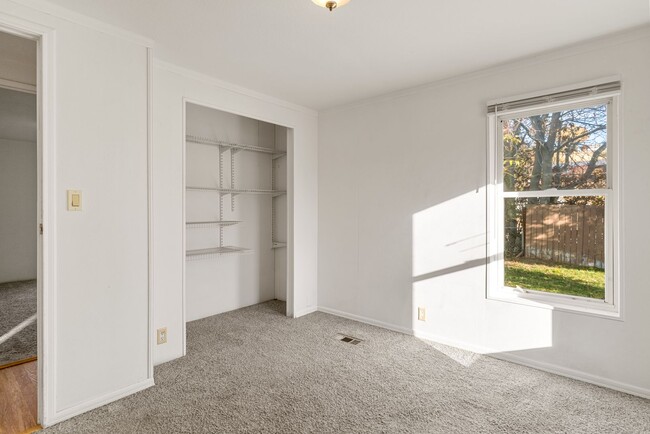 Building Photo - Pet Friendly 3 Bedroom 2 Bath