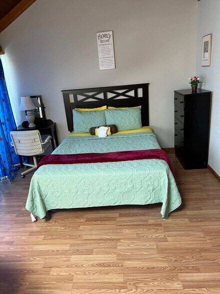 1 Floor - Queen Size Bed With Nightstand And Drawer - 306 21st Ave S