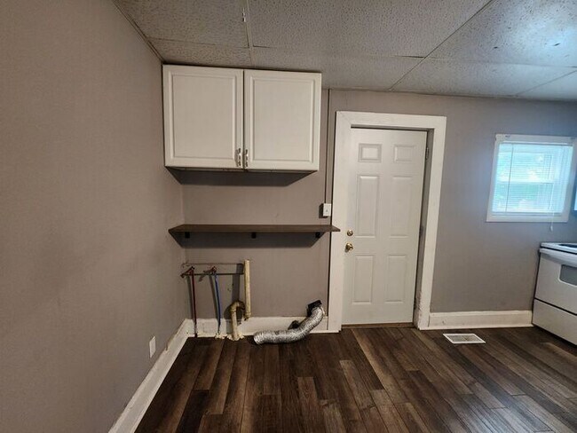 Building Photo - 2 Bedroom, 1.5 Bathroom home conveniently located on Terre Haute's desirable southeast side near ...