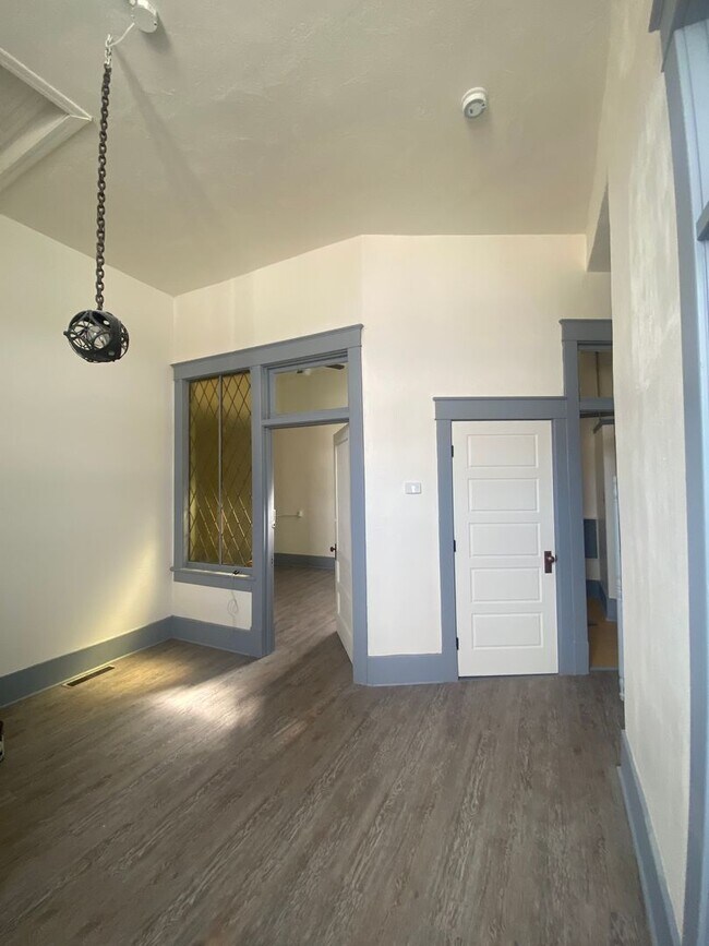 Building Photo - Main Street Upstairs Apartment in Aztec