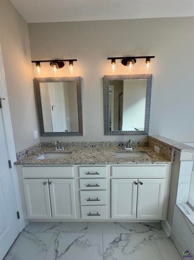 Building Photo - 111 Meyers Lake Dr