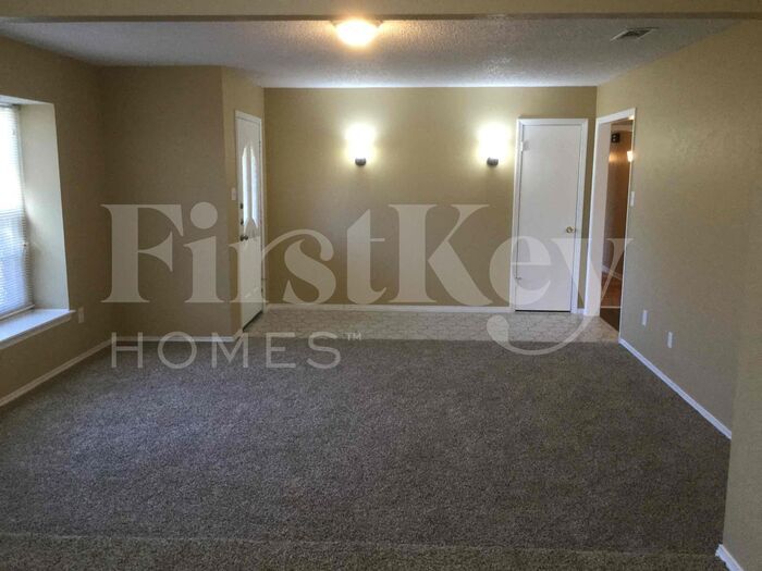 Building Photo - 1600 Norwood Dr