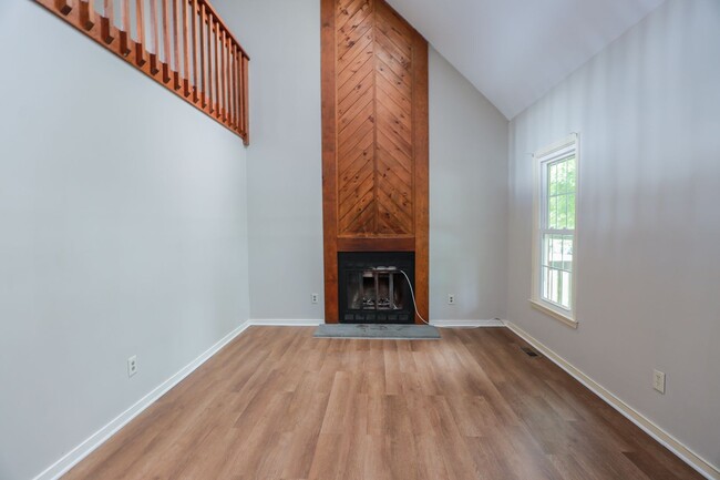 Building Photo - -- Available Now!  Spacious 4 Bed 2 Bath C...