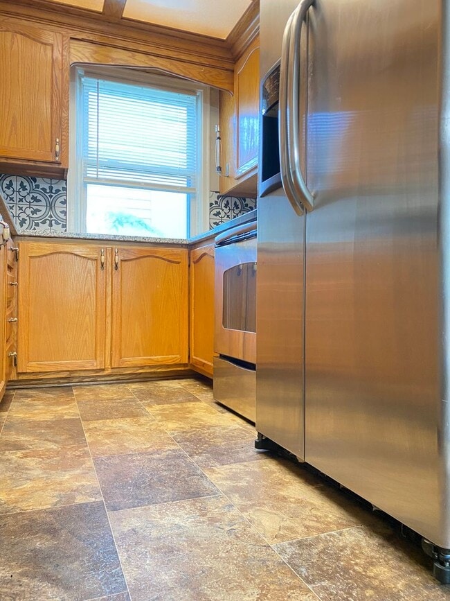 Building Photo - Large 2 bed 1 bath duplex with one car att...
