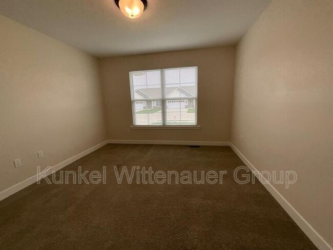 Building Photo - 812 Applewood Creek Dr