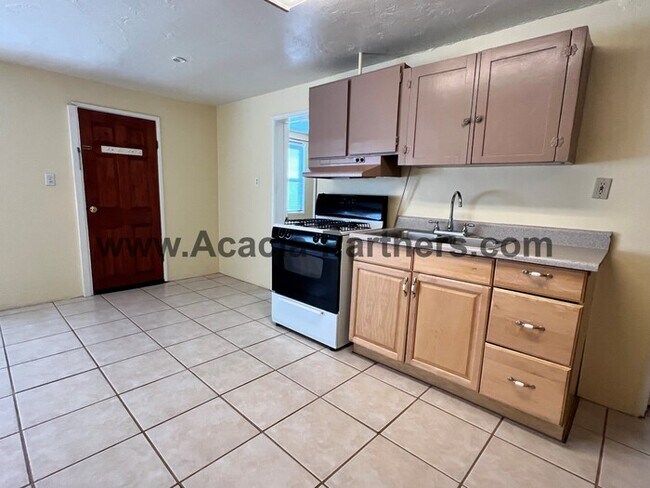 Building Photo - Centrally located Two Bedroom Home